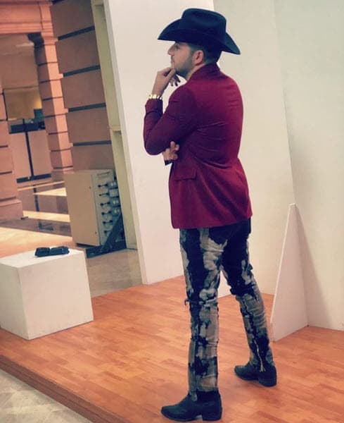 Por el impacto, el auto volcó quedando con las llantas hacia arriba alrededor de las 3:00 am. Cuando los socorristas llegaron al lugar, el cantante ya había fallecido por las fuertes contusiones que tuvo, informó
<a href="https://www.univision.com/temas/regional-mexicano">Univision</a>.