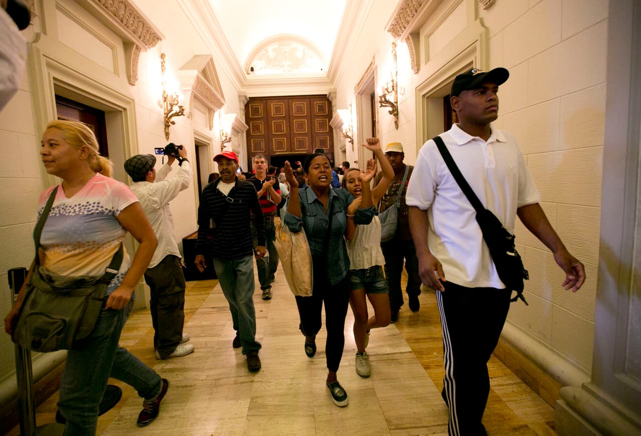 El grupo de militantes del chavismo se desplaza por los pasillos del parlamento donde se aprobó la tarde de hoy un acuerdo en el que se declara la ruptura del hilo constitucional en Venezuela y el golpe de Estado.