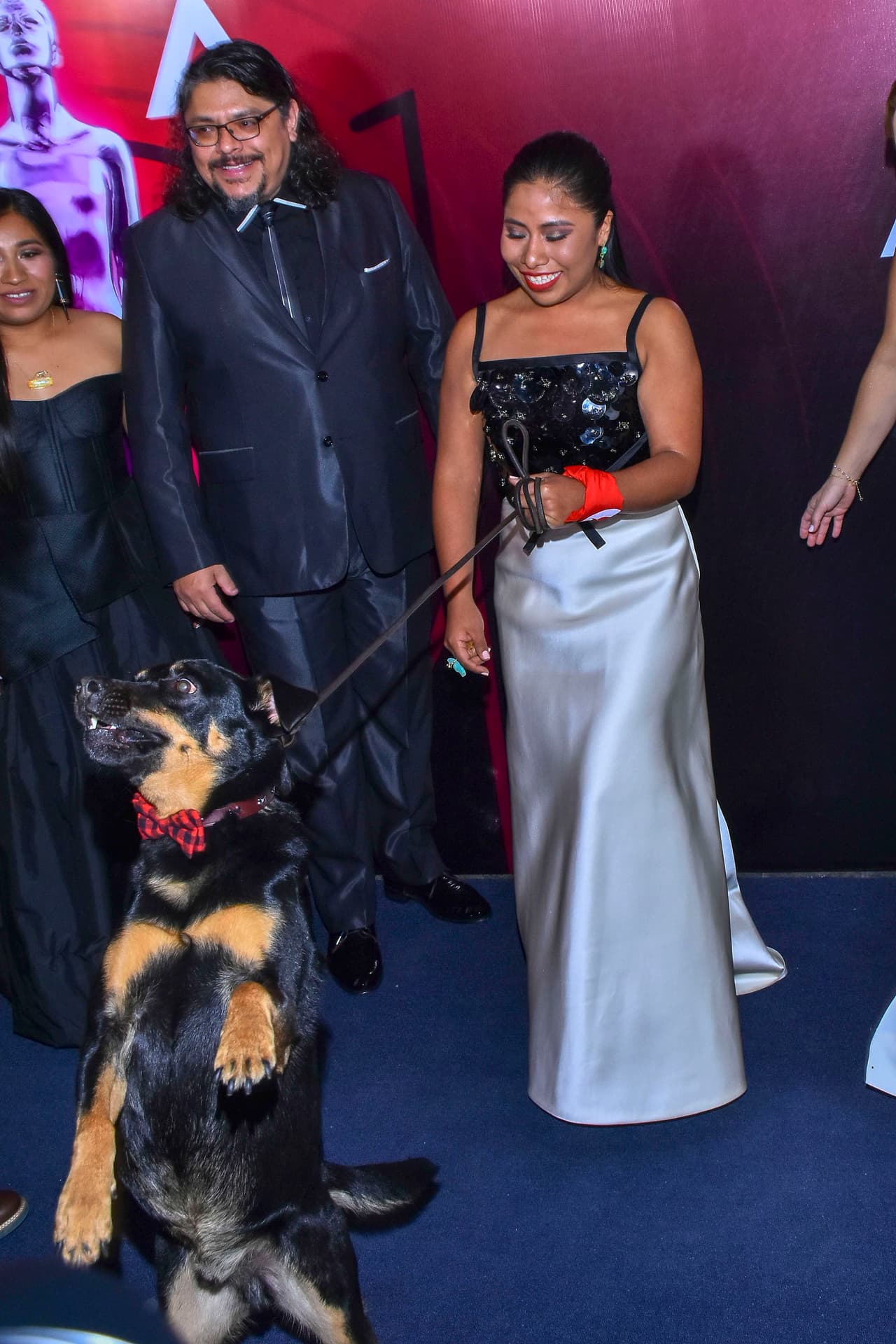 También se vio a parte del elenco de la película ‘Roma’ que fue la máxima ganadora de la gala. En la foto aparecen Yalitza Aparicio y El Borras, perro que aparece en la cinta y que se ganó el cariño de muchos.
