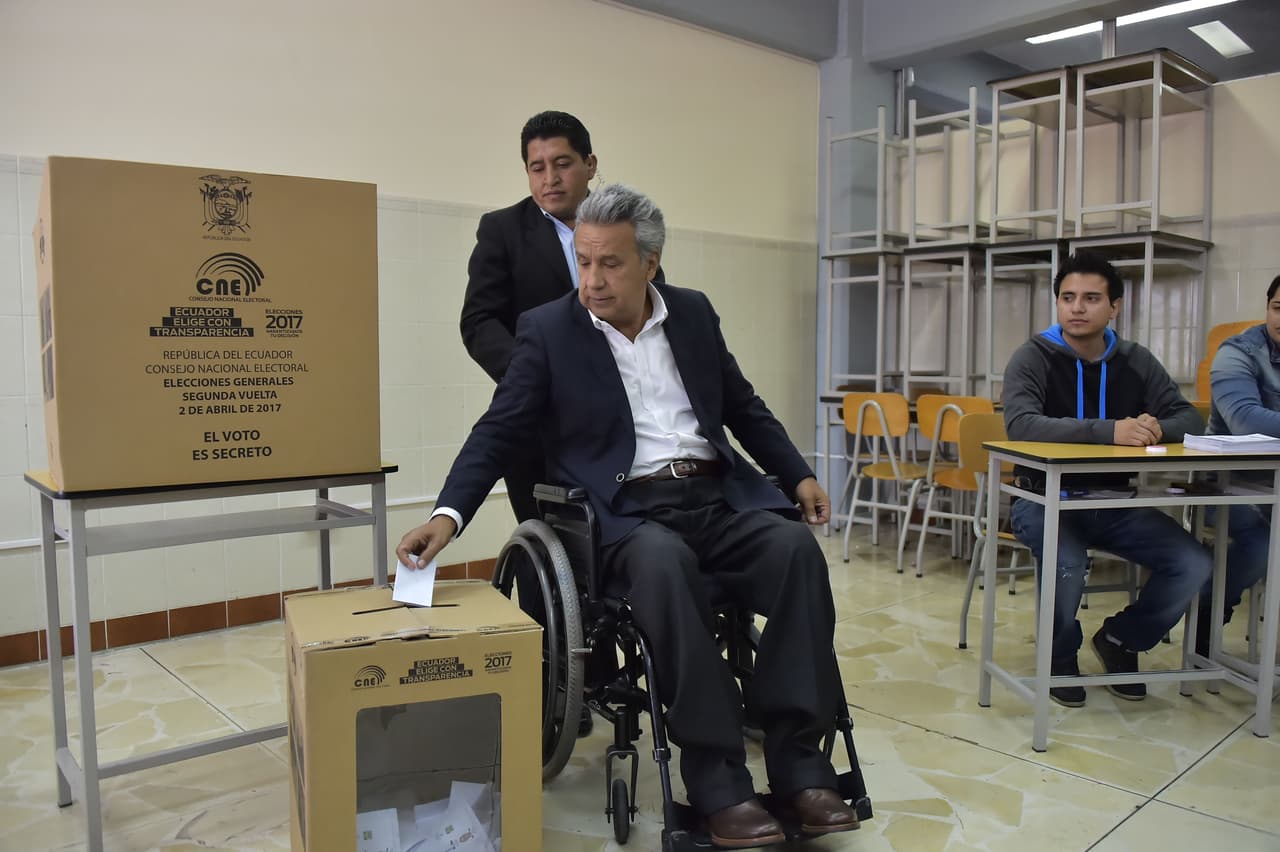 En la segunda vuelta electoral celebrada el 2 de abril de 2017, Lenín Moreno ganó la presidencia con el 51.1% de los votos. Su contendor, el candidato Guillermo Lasso, obtuvo el 48.8% y pidió recuento de las papeletas.