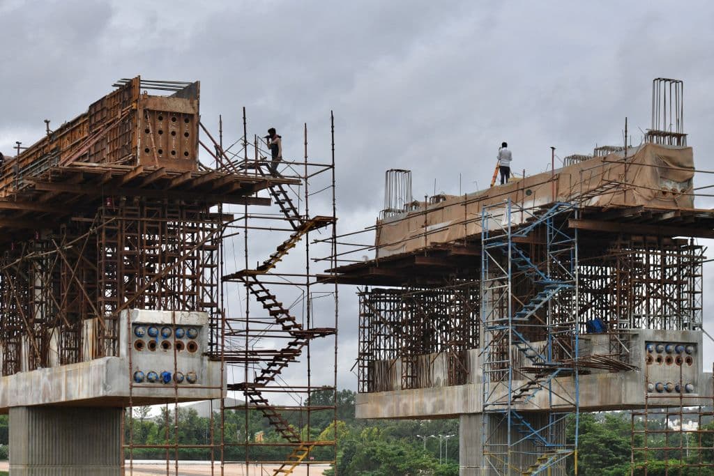 NYCOSH también informa que, en general, las condiciones de trabajo en todas las industrias son mucho más peligrosas para los trabajadores latinos. 
<br>