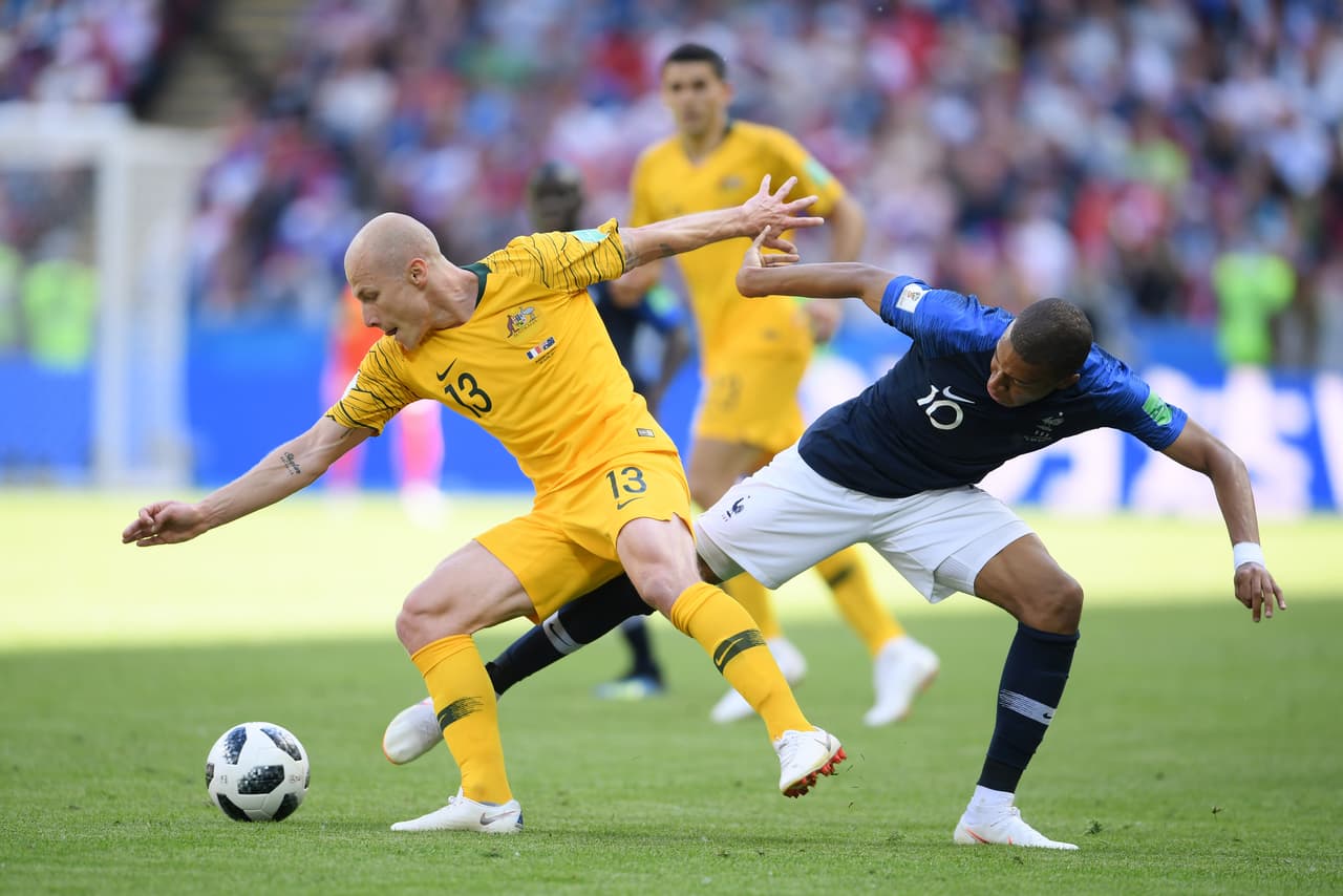 Australia se fue acomodando mejor y los espacios se redujeron para los europeos, que al final de la primera mitad llegaron muy poco.
