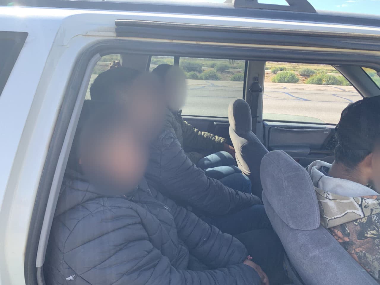 Agentes de la Estación Casa Grande y del condado de Pinal descubrieron cerca de Eloy a un estadounidense que llevaba a cinco inmigrantes.