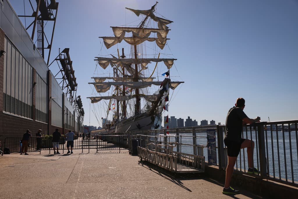 Tras chocar contra el Puente de Brooklyn la noche del sábado, el Cuauhtémoc, un buque escuela de la Armada de México, se encuentra atracado en el Muelle 35 este domingo en Nueva York.