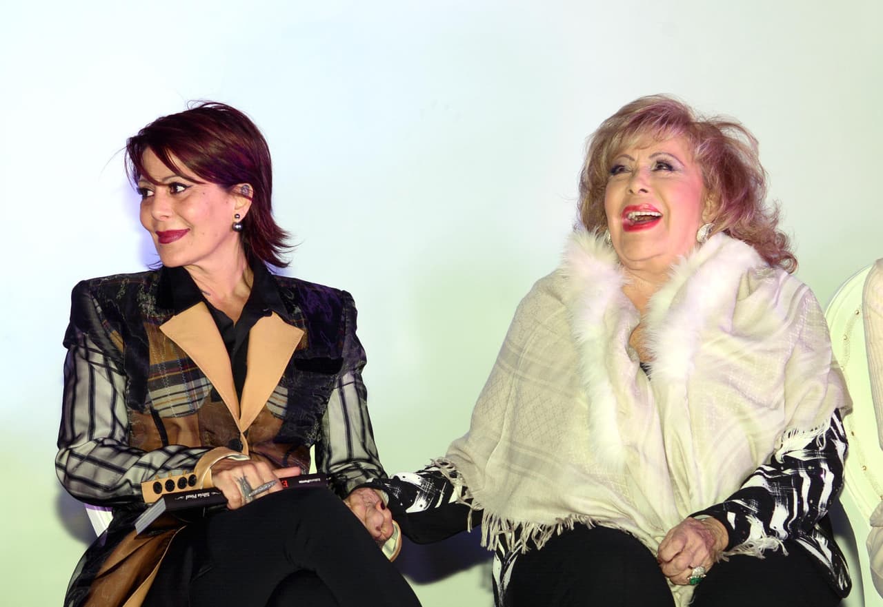 <b><a href="http://www.univision.com/temas/silvia-pinal">Silvia Pinal</a></b>, quien ahora la podrás ver en la telenovela '
<b><a href="http://www.univision.com/novelas/mi-marido-tiene-familia">Mi marido tiene familia</a></b>', es la madre de la cantante 
<b><a href="http://www.univision.com/temas/alejandra-guzman">Alejandra Guzmán</a></b> y de la talentosa actriz 
<b><a href="http://www.univision.com/temas/sylvia-pasquel">Sylvia Pasquel</a></b>, quien siguió los pasos de la líder de esta dinastía.