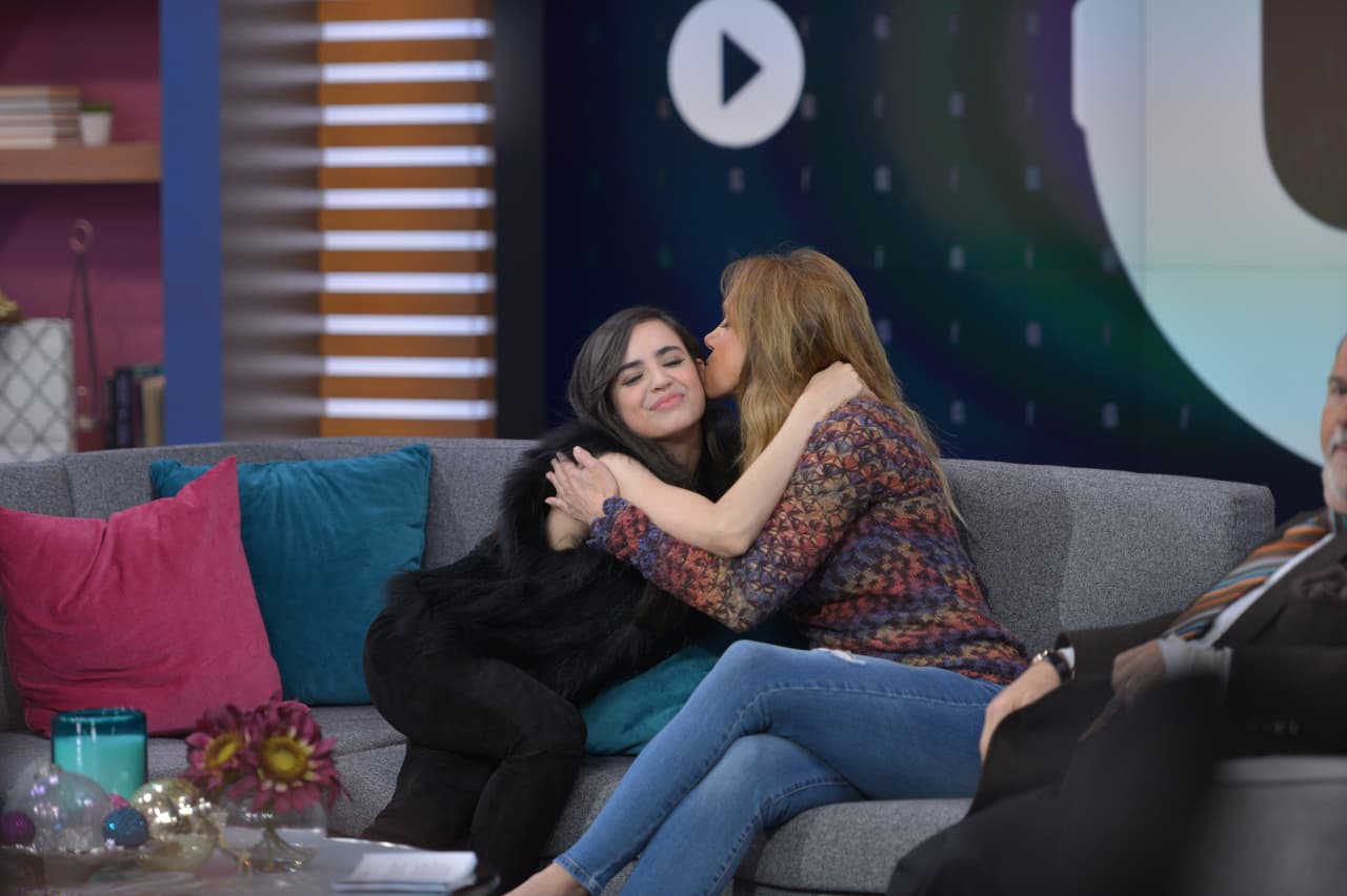 Lili Estefan apapachó a Sofía Carson.
