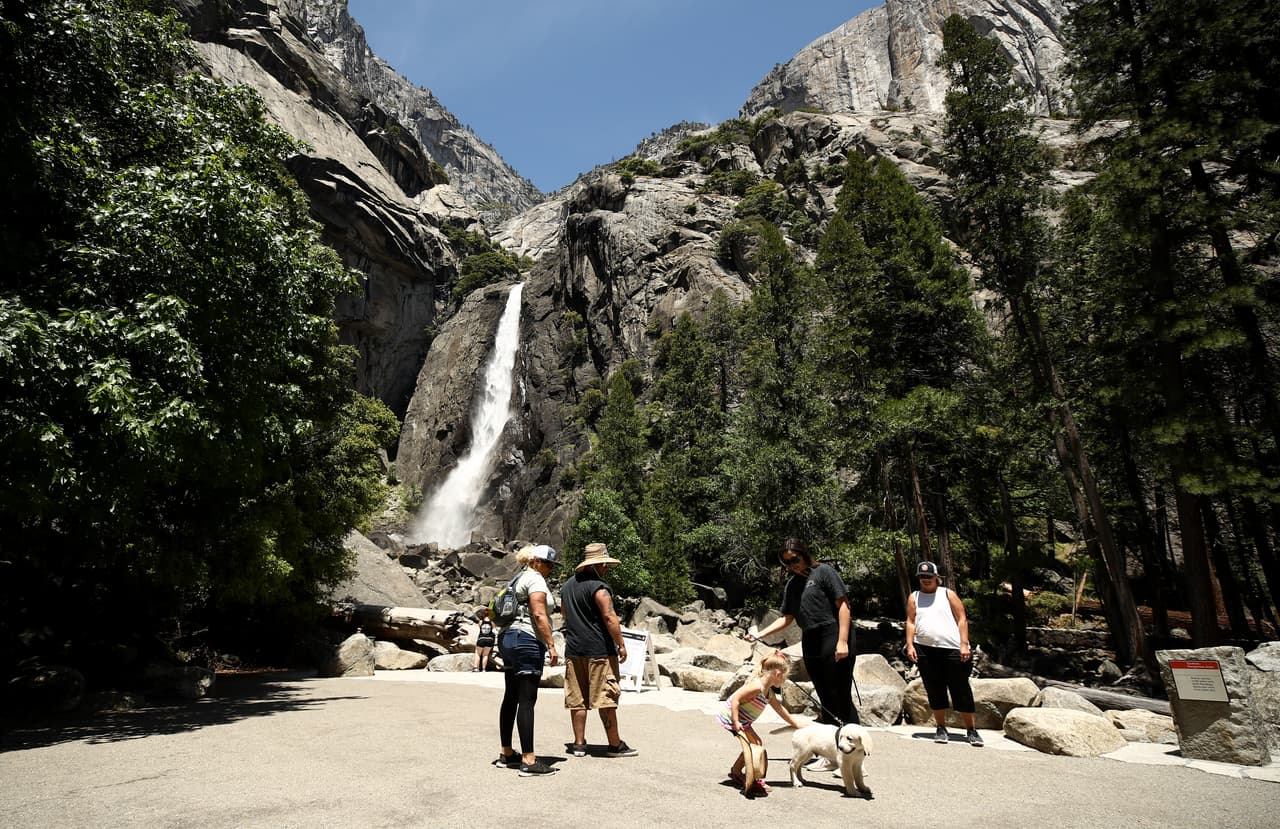 Esta imagen tiene al fondo la 
<b>cascada Yosemite</b>, también al interior del Parque Nacional, tiene una caída de agua desde 2 mil pies de altura. 
<br>Luego de dos meses y medio que el parque estuvo totalmente cerrado al público debido al coroanvirus, este ahora funciona con medidas de restricción, para lo cual, 
<b><a href="https://www.univision.com/local/fresno-kftv/parque-nacional-yosemite-reabre-sus-puertas-a-partir-de-este-jueves-video">los visitantes deben reservar con al menos 48 horas de anticipación. </a></b>
<br>