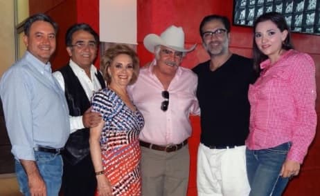 Esta es la familia Fernández con los pilares al frente: Vicente Fernández y Cuquita Abarca. listos para festejar sus 54 años de matrimonio.