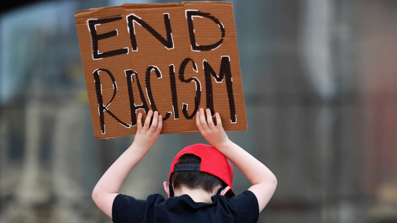 Cientos se congregan frente a la alcaldía de NYC, piden reforma policial