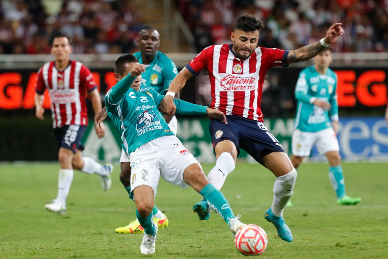 Chivas sigue sin ganar en el Apertura 2022 y ahora fue víctima de un arbitraje muy polémico y con el VAR que de poco ayudó a un partido que terminó con 10 hombres y ante un León que tampoco supo competir en los últimos minutos.