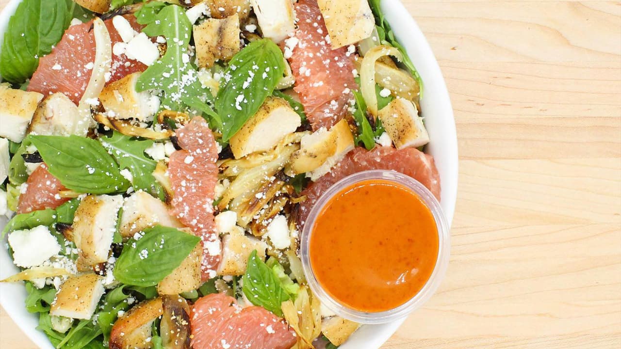 Este lugar es una buena opción para quienes sean veganos. Con la misión de que "las personas pongan las cosas correctas en su cuerpo" este restaurante busca que sus clientes puedan comer saludable. Solo trabajan de lunes a viernes de 11 a.m. a 3 p.m.