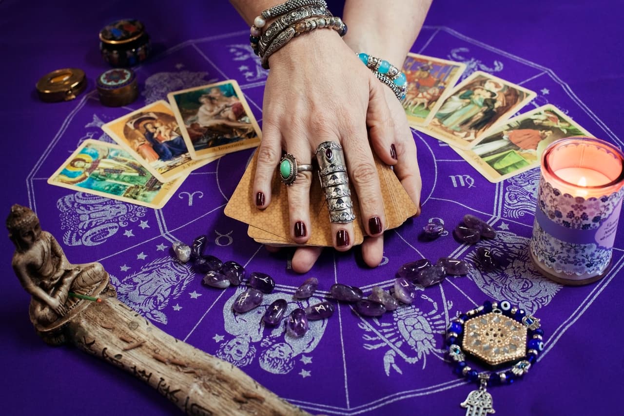 ¿Quieres aprender a leer las cartas del tarot? Hay muchísimas cosas que tomar en cuenta, a considerar y sobre todo aprender, pero no necesitas ser un experto para comenzar a consultarlas.