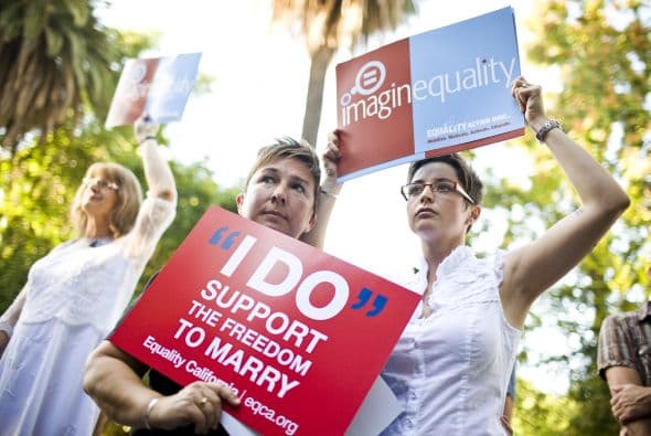 El 52 por ciento de los encuestados en un sondeo publicado hoy por la cadena de televisión CNN cree que los gays deberían de tener el derecho de casarse y la ley tendría que reconocer los matrimonios como válidos. El 46 por ciento de los preguntados rechaza esta idea.