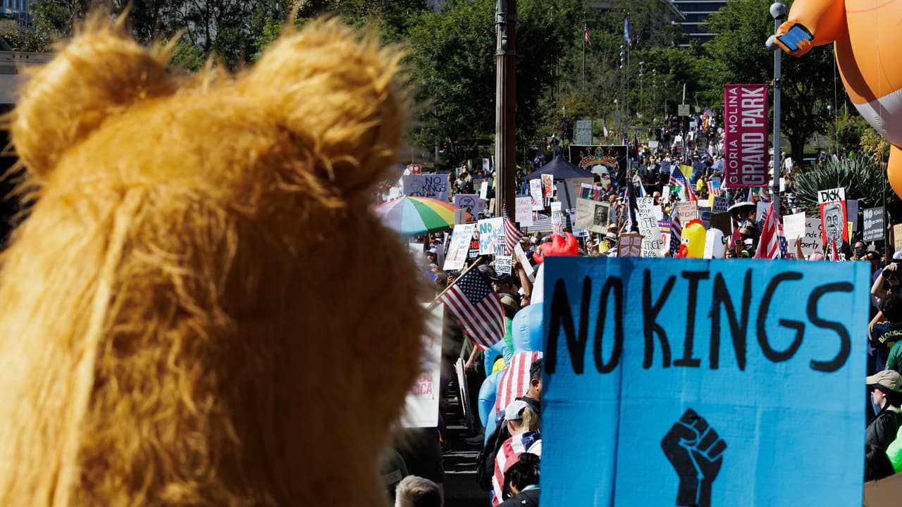 La de Los Ángeles es una de las manifestaciones ‘No Kings’ más grandes de la costa oeste, pues miles de personas se dieron cita este sábado para protestar en contra de los operativos de Inmigración y las políticas de la administración Trump. “Necesitamos que todos los dirigentes y la comunidad estén unidos para protegernos a nosotros mismos y asegurarnos de que nuestra Constitución sea protegida”, dice una participante.