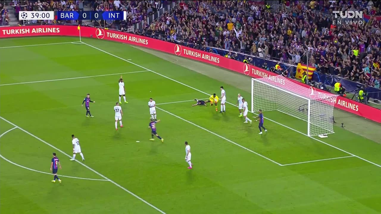 ¡TIRO ATAJADO! disparo por Pedri.