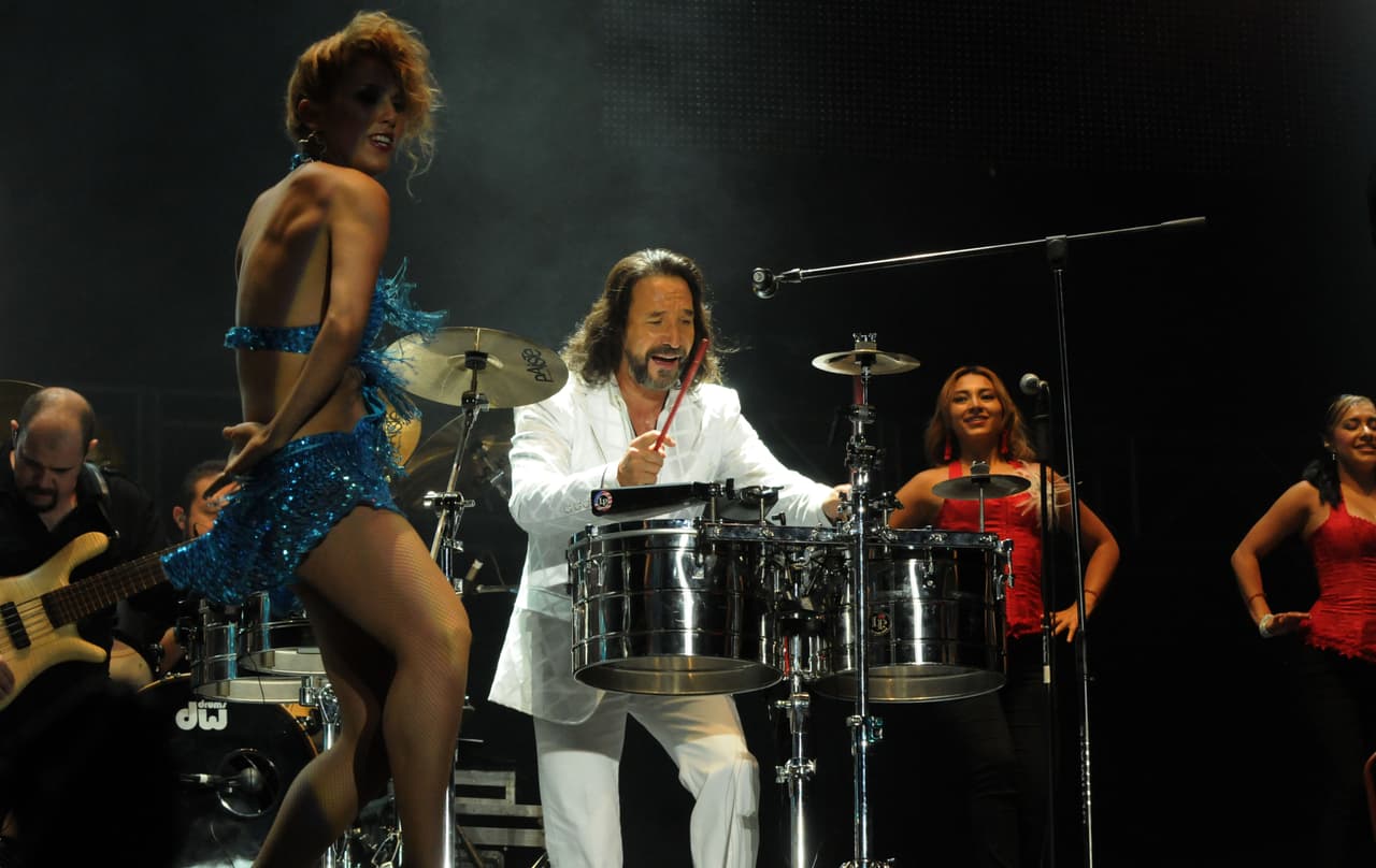 Fue entonces que "El Buki" se presentó en Argentina, donde fue aclamado por el público, y se convirtió así en uno de los primeros artistas de talla internacional que se presentó en todo el país.