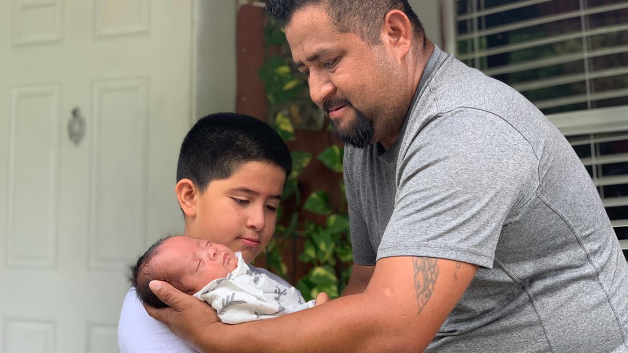 El pequeño Jesús 
<b><a href="https://www.univision.com/local/houston-kxln/dan-de-alta-a-bebe-de-houston-cuya-madre-murio-de-coronavirus-despues-de-dar-a-luz">llegó a su nuevo hogar</a></b> justo tres días antes de la fecha en que estaba programado su nacimiento.