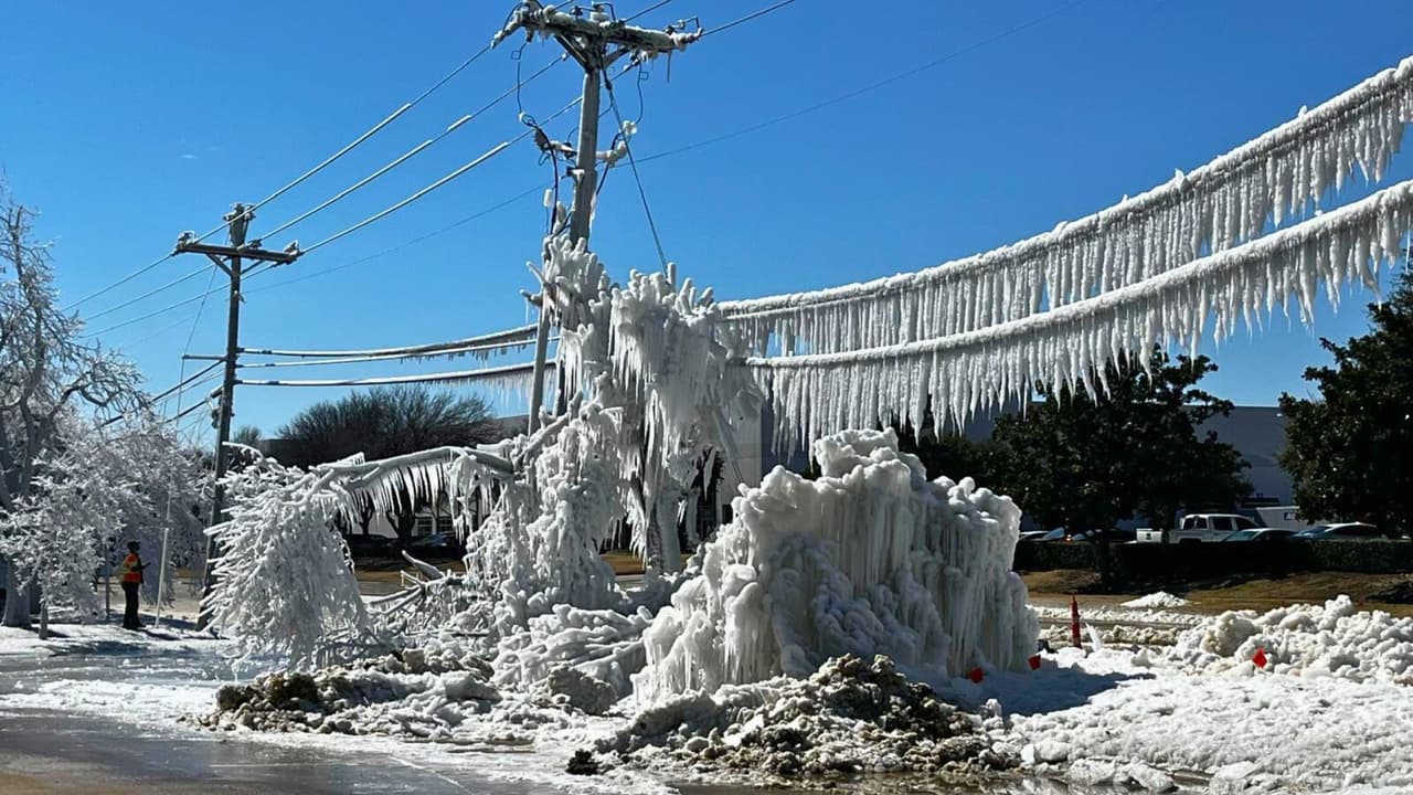 La escultura de hielo de Carrollton sirve como 
<b>un recordatorio de cómo la naturaleza puede transformar un evento cotidiano, como una fuga de agua, en algo asombroso y lleno de belleza</b>. Además, este evento subraya la fuerza y el impacto de las condiciones del tiempo en Texas.
