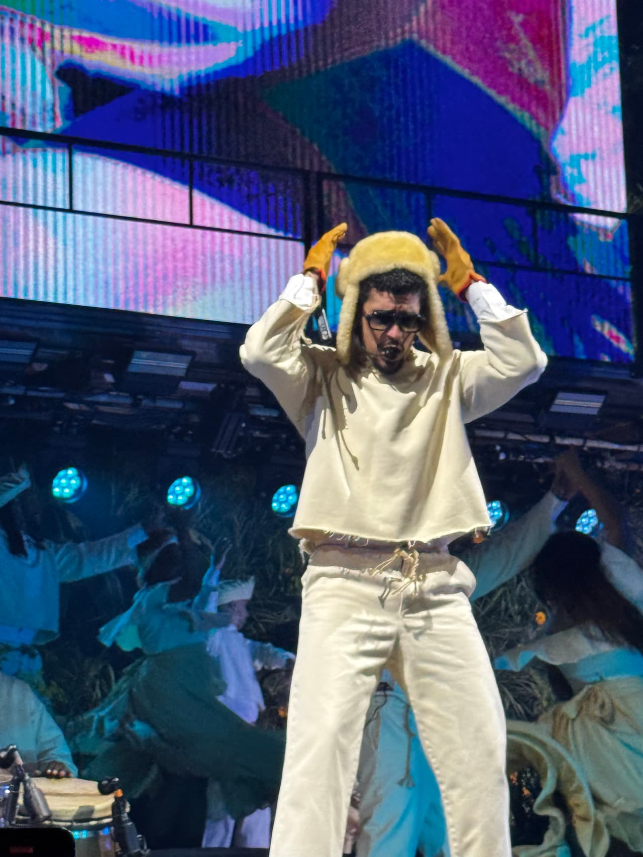 De acuerdo con otro estudio económico, encabezado por la economista Indira Luciano Montalvo, catedrática asociada del Departamento de Economía de la Universidad de Puerto Rico, excluyendo el costo del boleto, 
<b>los gastos del público en los conciertos</b> de 
<b>Bad Bunny</b> generarán 
<b>3.1 millones de dólares </b>por concepto del
<b> Impuesto sobre Ventas y Uso (IVU).</b>