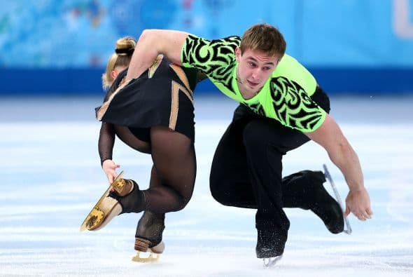 Julia Lavrentieva y Yun Rudyk de Ucrania, durante la competencia de patín artístico en pareja en el Iceberg Skating Palace.