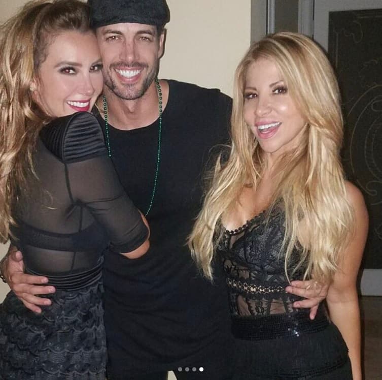 El actor estuvo muy sonriente durante la fiesta. Bailó con su esposa, sus amigos y hasta con unos arlequines que amenizaron la velada.