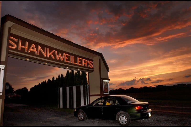 <b>Autocine de Shankweiler: </b>Conocido como el autocine más antiguo de Estados Unidos, el Drive-In Theatre de Shamkweiler abre todas las noches durante los meses de verano y los fines de semana de abril, mayo y septiembre. Ofrece funciones dobles por un precio de entrada. 
<a href="https://www.google.com/maps/place/%204540%20Shankweiler%20Rd,Orefield,%20PA" target="_blank">4540 Shankweiler Rd, Orefield, PA 18069</a>
<br>