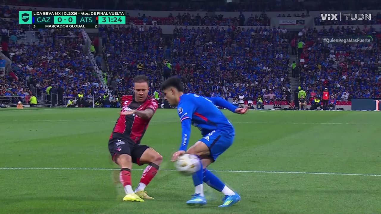 ¡Dime si era mano! Katia Itzel deja pasar una acción clara en el Cruz Azul vs. Atlas y el VAR ni aparece