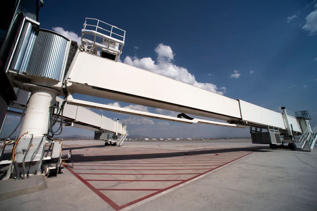 La nueva terminal gestiona de 16 vuelos por día, en parte porque está a una hora y media del centro de la capital mexicana y no hay transporte ferroviario hasta el lugar. El lunes, solo unos 2,000 pasajeros utilizaron la nueva terminal, muy por debajo de los 2.4 millones que el gobierno espera atraer para fin de año y de los 90,000 pasajeros que usan el actual aeropuerto de Ciudad de México. El costo en aplicaciones de transporte ronda entre los 400 y los 900 pesos mexicanos (entre 40 y 45 dólares), de acuerdo con un cálculo del periódico
<i>El Financiero</i>. De momento, Uber no ofrece un servicio de viaje directo hasta la terminal.