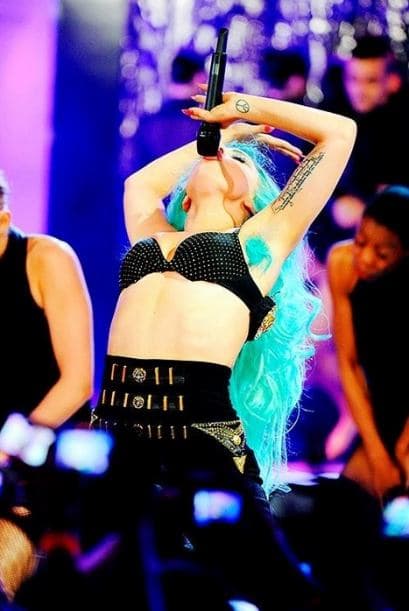 Y también es de las cantantes que no depila su axila y la tiñe de colores.