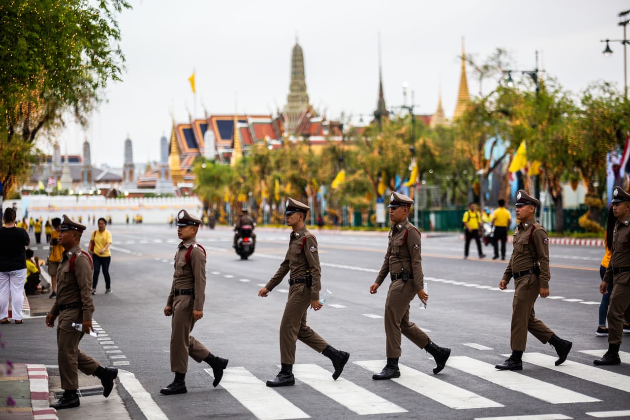 Soldados tailandeses cruzan la calle frente al Gran Palacio Real donde Maha Vajiralongkorn se coronó como rey Rama X.