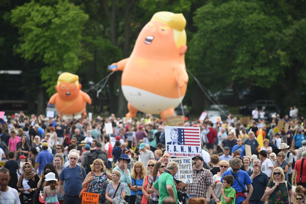 Ataviados con carteles y globos de 'Bebé Trump', las figuras flotantes que han sido caracterísitcas de las protestas desde hace tres días, los manifestantes se dieron cita en las calles para protagonizar una protesta pacífica y organizada en la ciudad de Edimburgo.