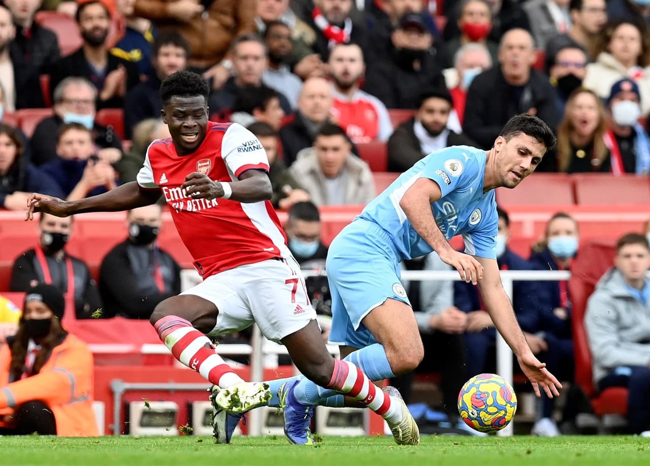 Manchester City saca triunfo de último minuto ante Arsenal durante la Jornada 21 en la Premier League. Bukayo Saka abrió el marcador a favor de los Gunners al 31', pero fueron Riyad Marez con un penalti quien igualaba el marcador y Rodrigo Hernández Cascante anotaba al 90+3' para sumar otros tres puntos y seguir líderes de la tabla.