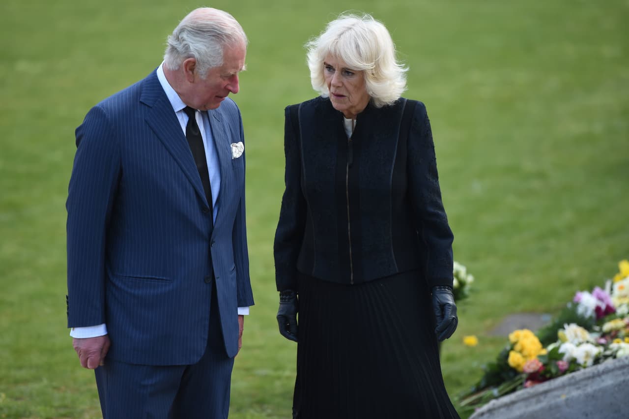 De acuerdo con reportes del diario The Telegraph, Camilla Parker Bowles 
<b>se fracturó un dedo del pie </b>a inicios de septiembre, previo a la muerte de la monarca.
<br>
