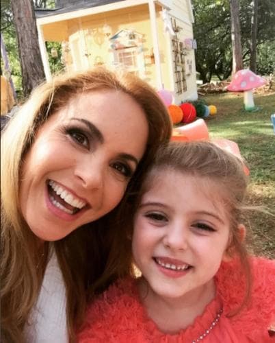 En la trama, estrenada en 2016, personificó a Teresa Rezende Lários, la mamá de Dulce Maria, la niña protagonista.