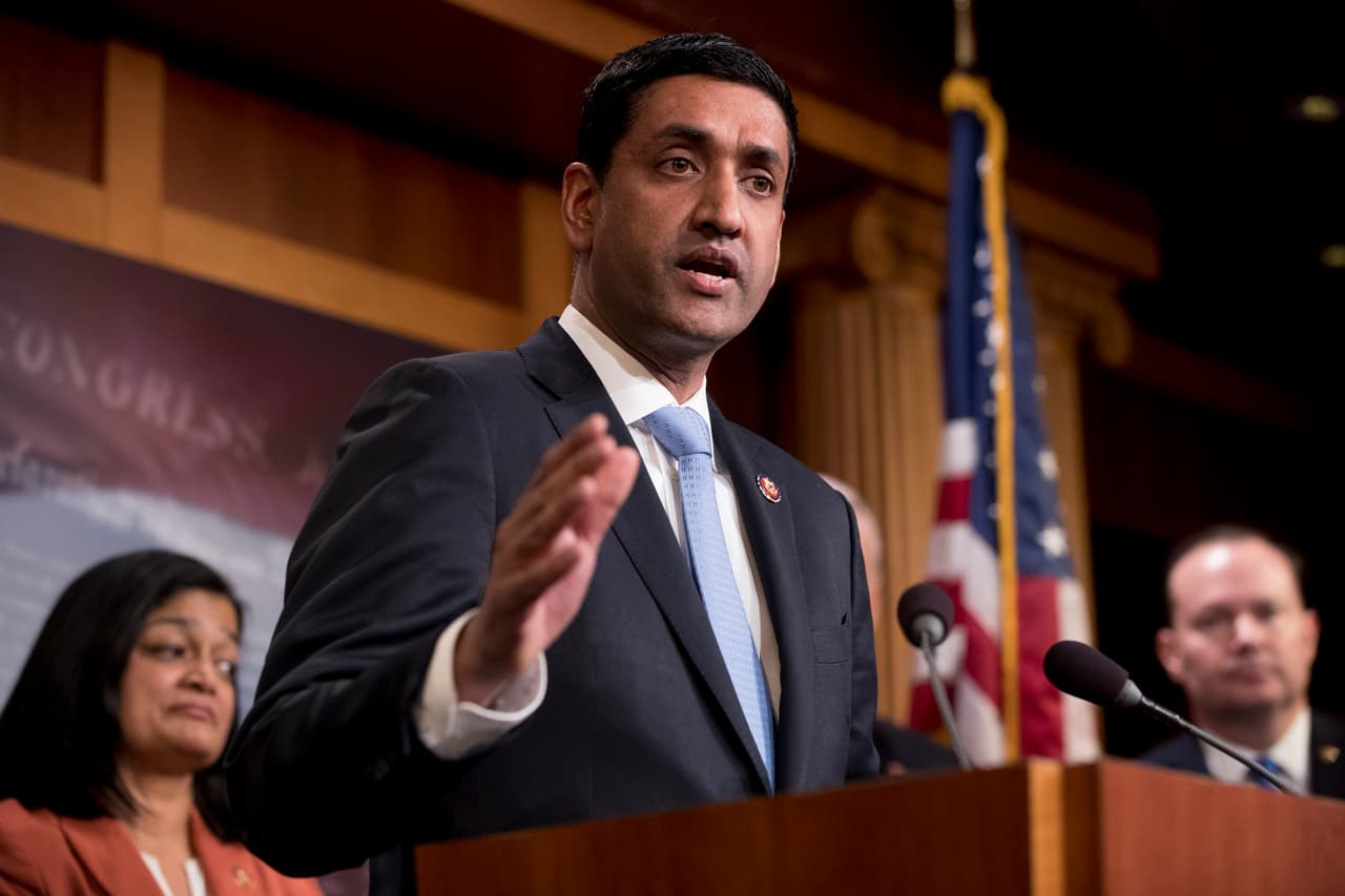 El demócrata 
<b>Ro Khanna</b>, del distrito 17 de Fremont, dijo que "Biden trajo una empatía y generosidad de espíritu que ha faltado mucho. (Estoy) listo para trabajar, para sanar nuestro país y asegurarse de que cada estadounidense tenga una vida digna."