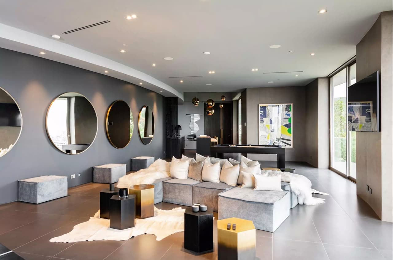 A lo largo de la casa existen 
<b>varias salas pequeñas</b> para descansar.