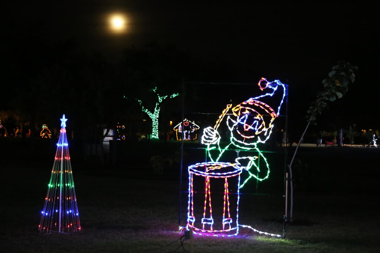 El recorrido del festival de luces adornado por una brillante luna llena.