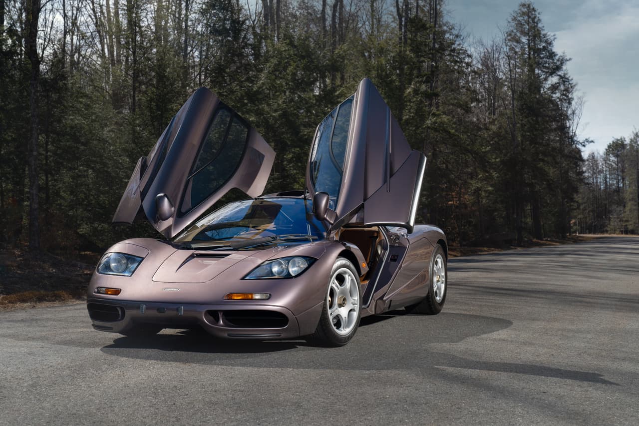 <h3 class="cms-H3-H3"><b>McLaren F1</b></h3>
<br>
<br>Los focos no solo estuvieron sobre los modelos de producción más recientes o los conceptos que muestran hacia dónde se dirigen los fabricantes de carros en un futuro cercano. También se llevaron muchas miradas algunos modelos especiales que fueron subastados por una buena cantidad de dinero al punto que incluso rompieron récords. Entre estos se encuentra un McLaren F1 por el que desembolsaron 20.46 millones de dólares… y con mucha razón.
<br>