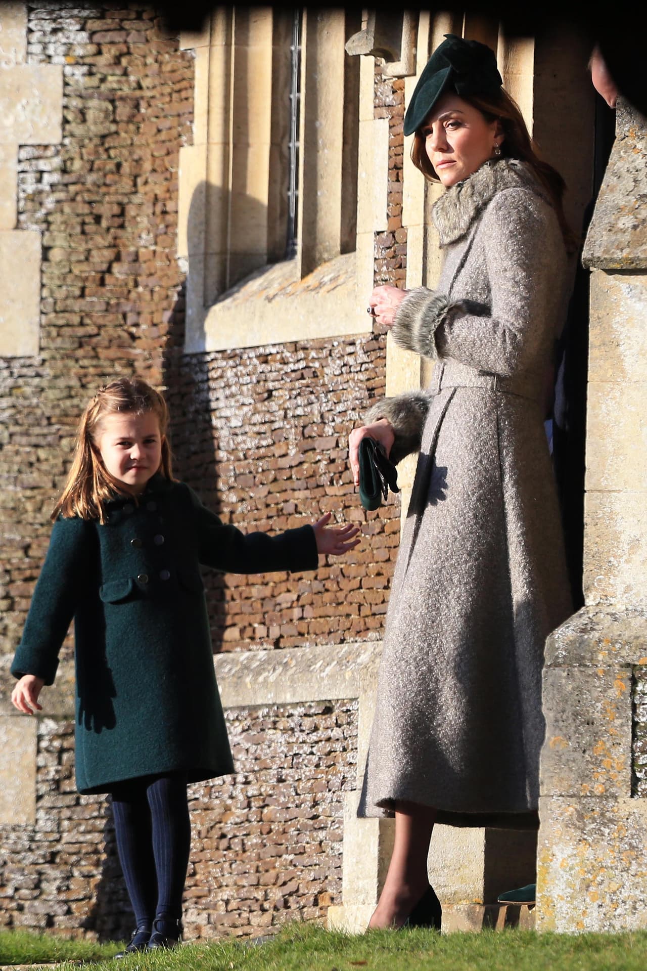 Kate Middleton y la princesa Charlotte combinaron a la perfección: la niña de cuatro años usó un abrigo color esmeralda que combinaba perfectamente con el tocado de su madre y sus zapatos verdes Emmy London.