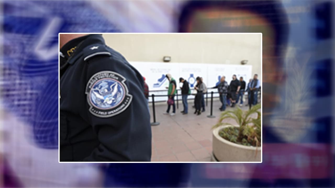 Varias personas hacen fila en Otay Mesa, al sur de la ciudad de San Diego, para cruzar de México a Estados Unidos. (Fotografía de archivo, AP)