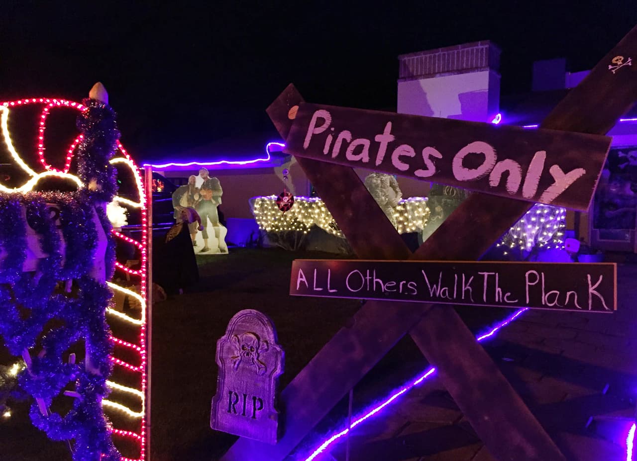 Una decoración de piratas y luces hacen una llamativa combinación en esta residencia de Winterheaven.