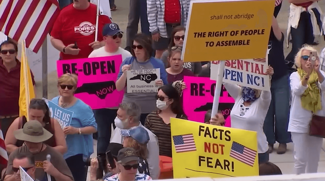 La protesta "Reabran N.C." termina con varios arrestos y el gobernador Roy Cooper los invita a "confiar en la ciencia"