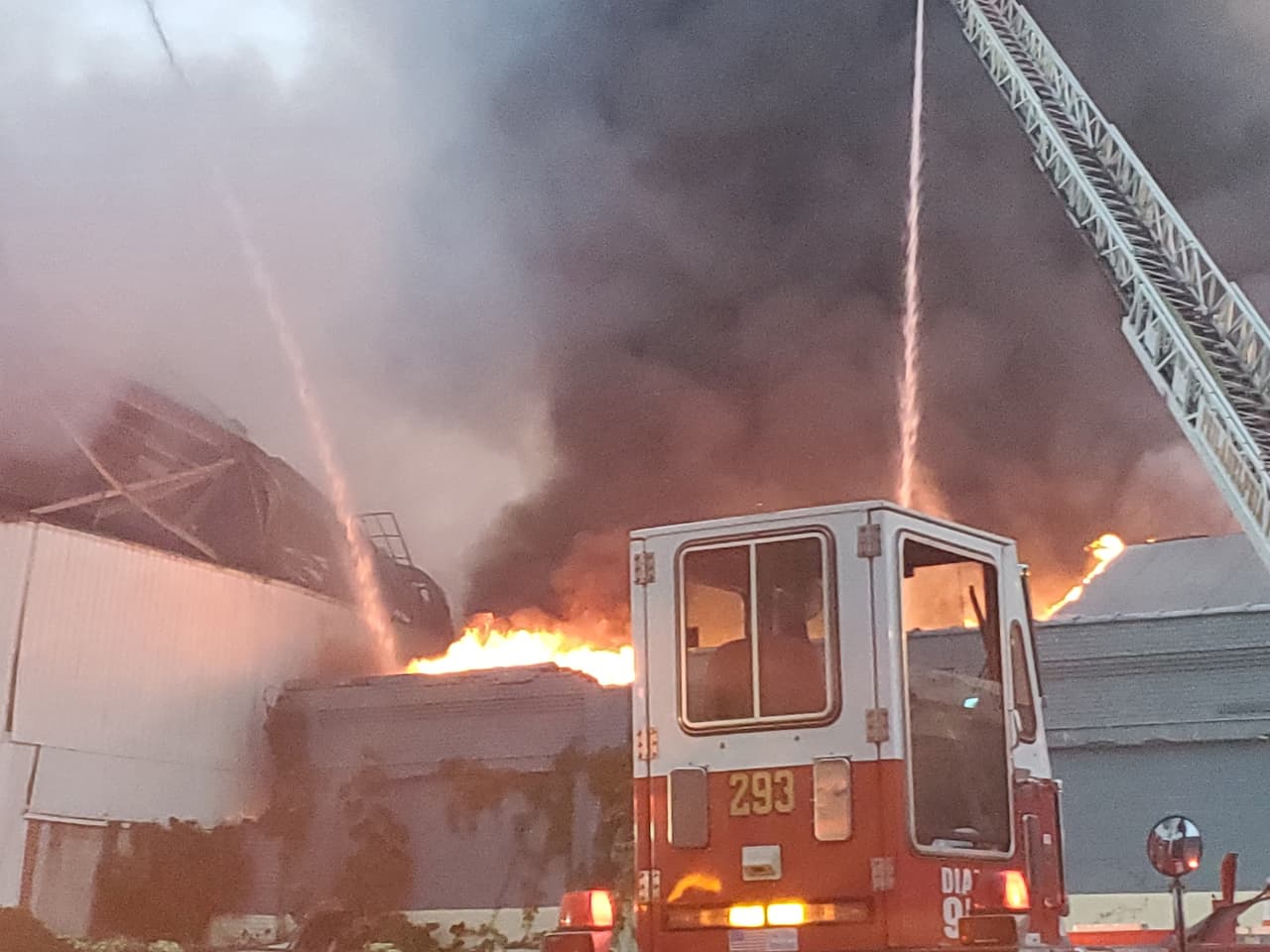 Hasta las 8:30 am, los bomberos seguían batallando con las llamas, las cuales no estaban bajo control.
