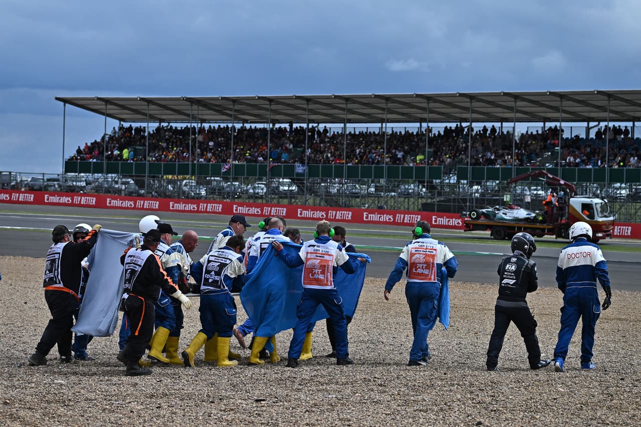 El GP de Gran Bretaña se vio interrumpido poco después de darse la salida a causa de un accidente que afectó a varios pilotos.
