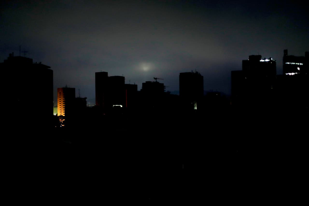 Esta foto del miércoles 27 de marzo de 2019 muestra el horizonte oscuro al amanecer en Caracas, Venezuela, debido a un apagón. (AP Foto/Natacha Pisarenko)