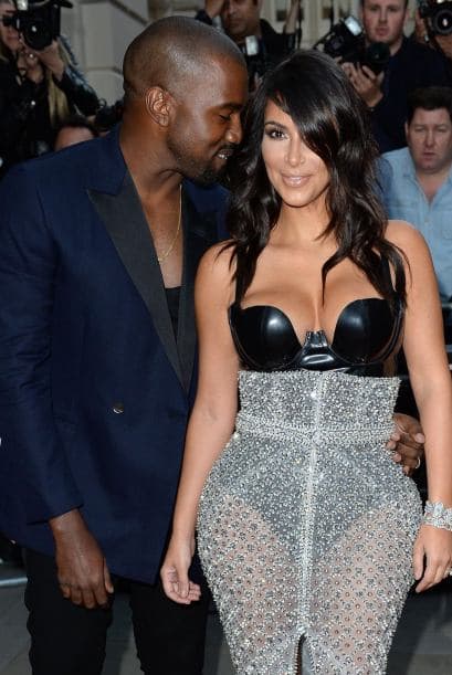 Kim llegó a los Premios GQ enseñando sus poderes con una falda transparente.