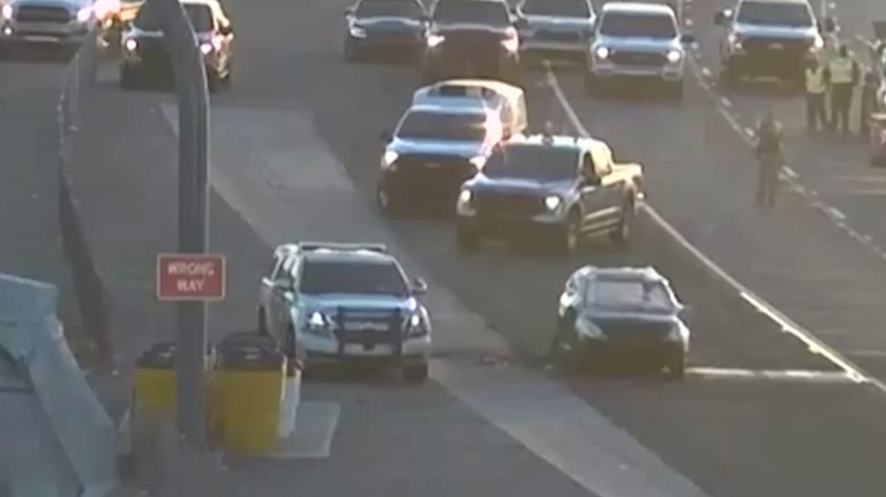 Localizan un cadáver con un impacto de bala dentro de un auto que se incendió en el Loop 101