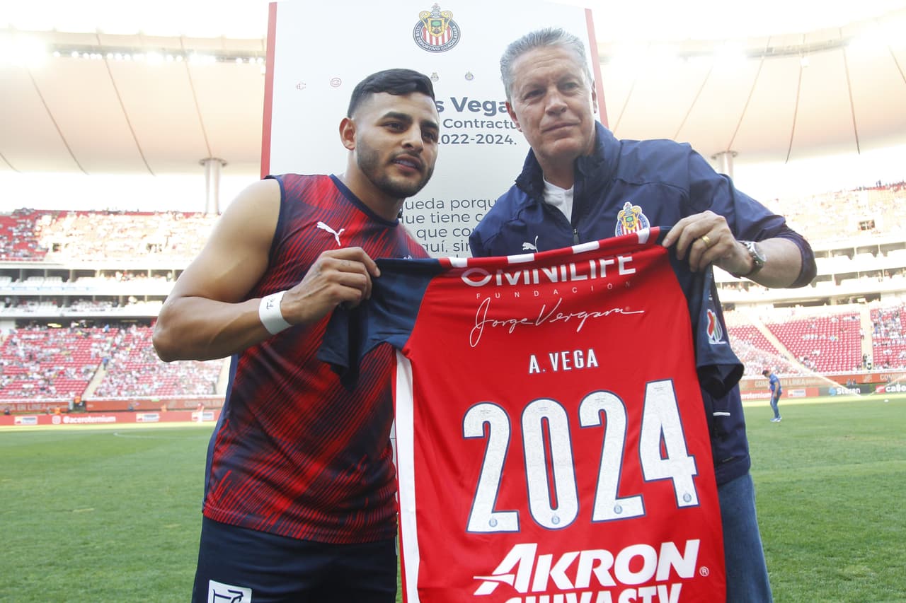 Alexis Vega fue reconocido al extender su contrato con el Guadalajara.