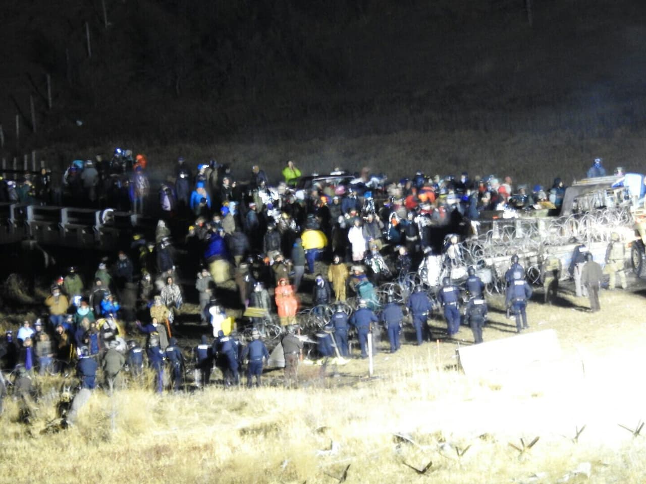 Policía y manifestantes se enfrentan durante protesta contra oleoducto en Dakota del Norte