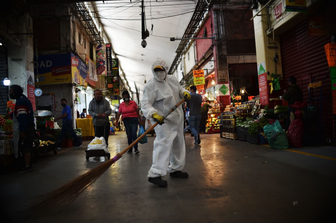 <h3 class="cms-H3-H3">Un país paralizado</h3>
<br>
<br>Un trabajador con equipo de protección barre el piso en el mercado Central de Abastos en la Ciudad de México. El habitual caos que caracteriza a su ambiente se vio interrumpido por la pandemia, como en todo el país, con la finaldiad de evitar propagar el virus. 
<b>Bajo la recomendación de quedarse en casa y mantener distancia, el gobierno mexicano intentaba confiar en el civismo de la población sin establecer toques de queda,</b> aunque sí se emitió 
<a href="https://www.univision.com/noticias/salud/que-contempla-la-fase-2-decretada-en-mexico-para-frenar-la-propagacion-del-coronavirus">el cese de actividades no esenciales</a> en todo el territorio nacional y la cancelación de eventos multitudinarios. 
<br>
<br>